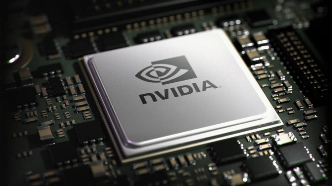 Imagem mostra um chip de computador prateado, com o logo e o nome "NVIDIA" em preto, centralizado em uma placa-m&atilde;e escura cheia de pequenos componentes eletr&ocirc;nicos.