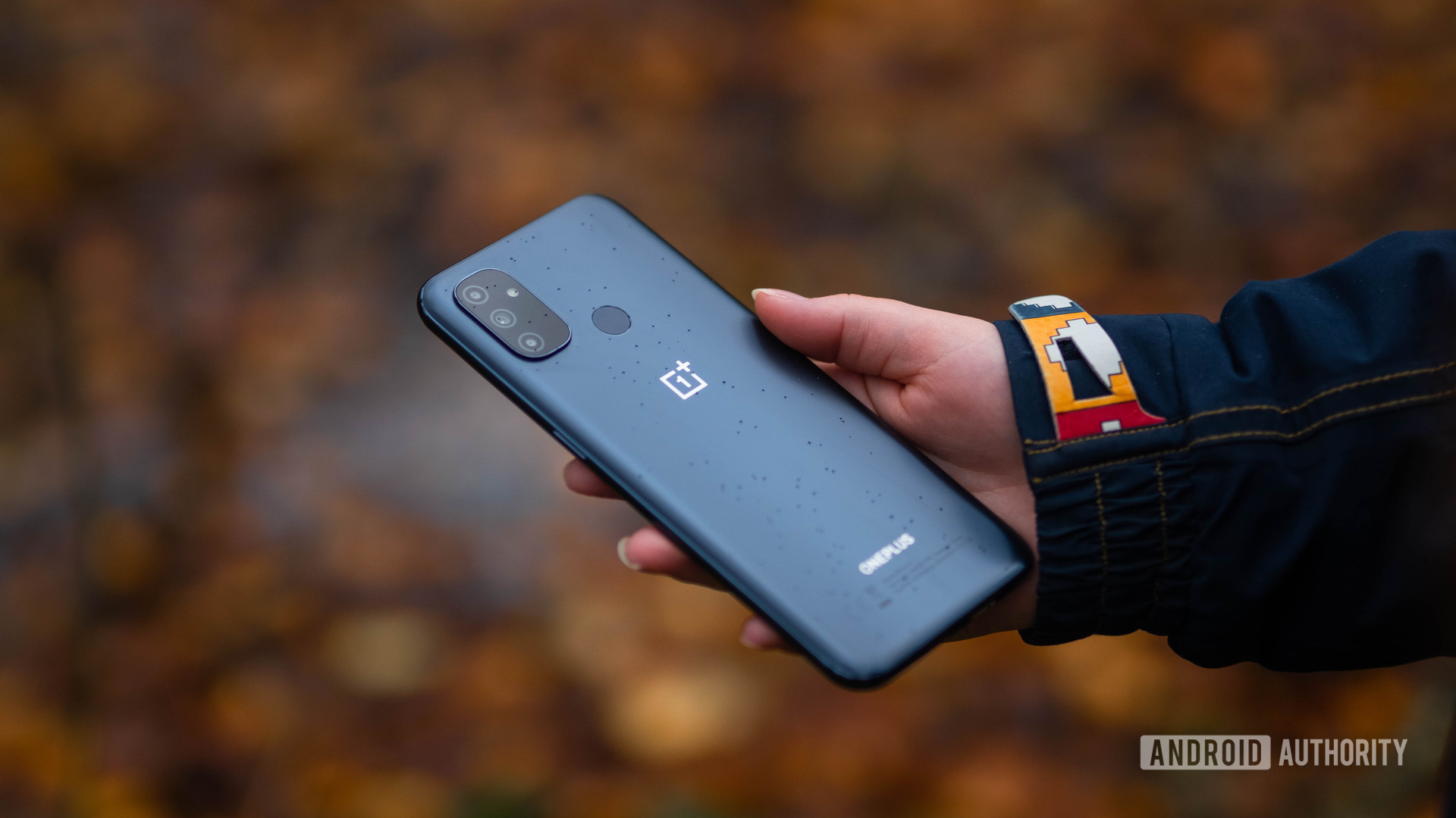 OnePlus Nord N100 na m&atilde;o mostrando a parte de tr&aacute;s do telefone