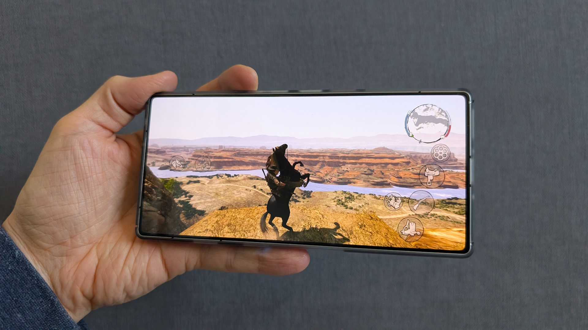 Celular de Red Dead Redemption em m&atilde;os