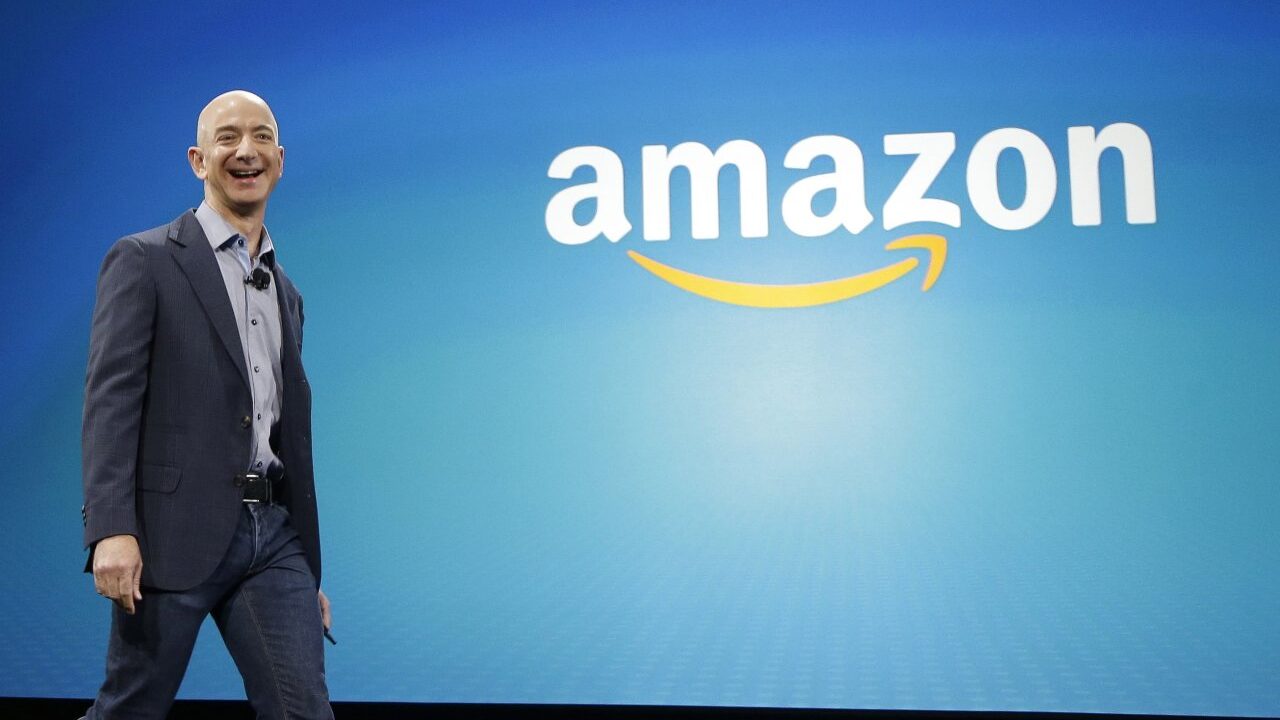 Imagem de Jeff Bezos em uma apresentação da Amazon