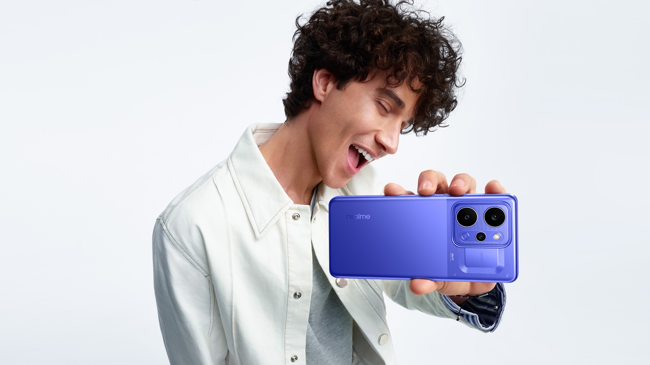 Um realme P4 Power azul sendo segurado na m&atilde;o