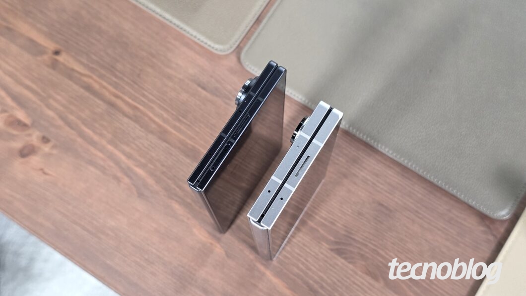 Dois smartphones dobráveis fechados, lado a lado sobre uma mesa, vistos pelo topo