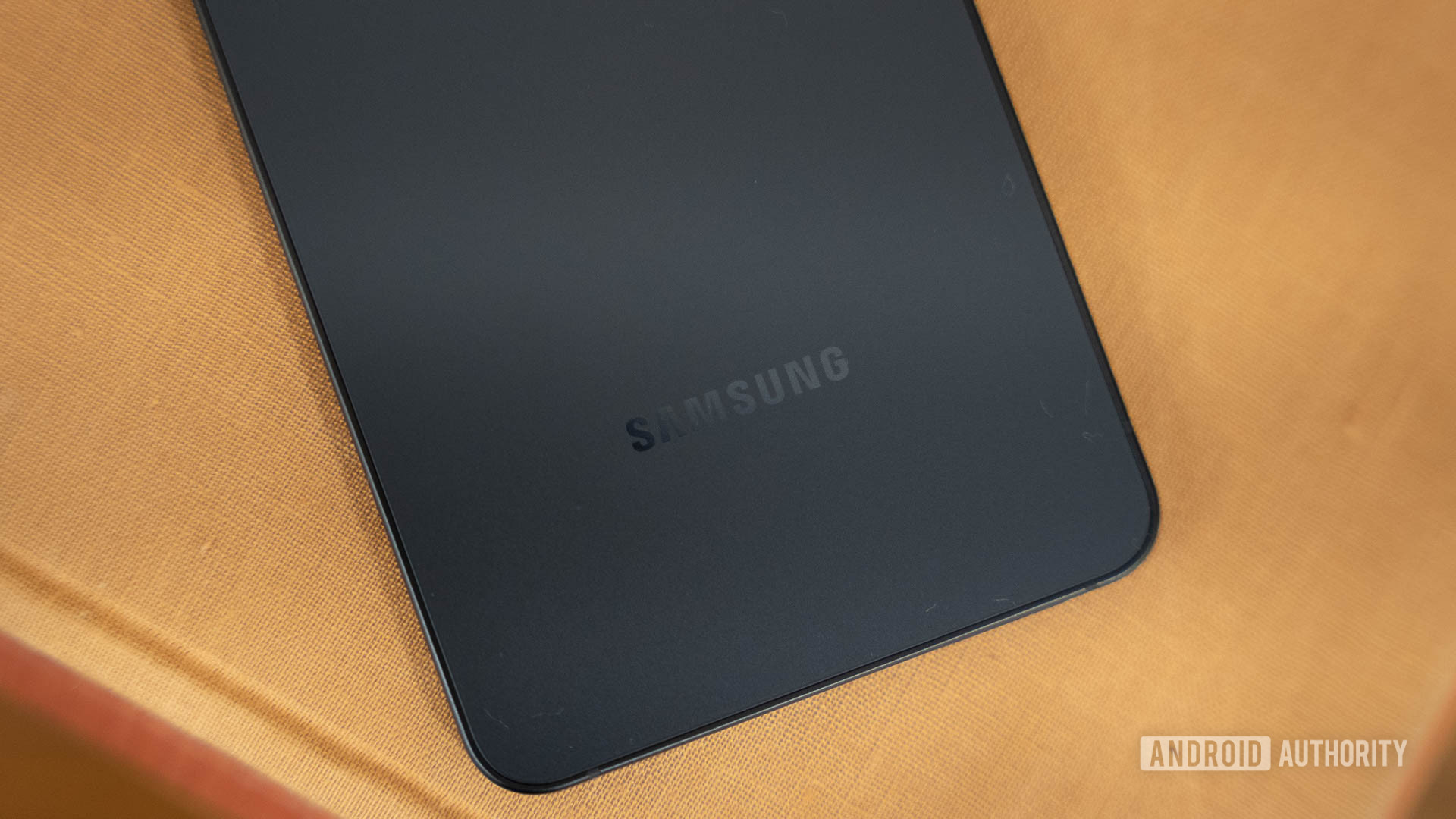 Logotipo da Samsung na parte traseira do modelo Samsung Galaxy S25 Edge Titanium Jetblack