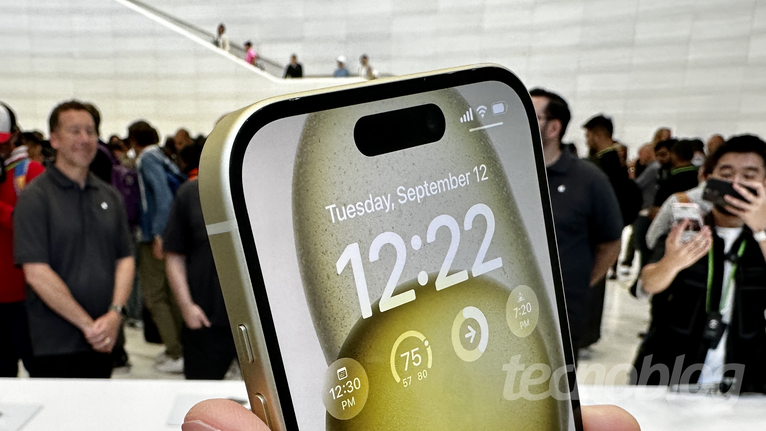 Mão segurando celular