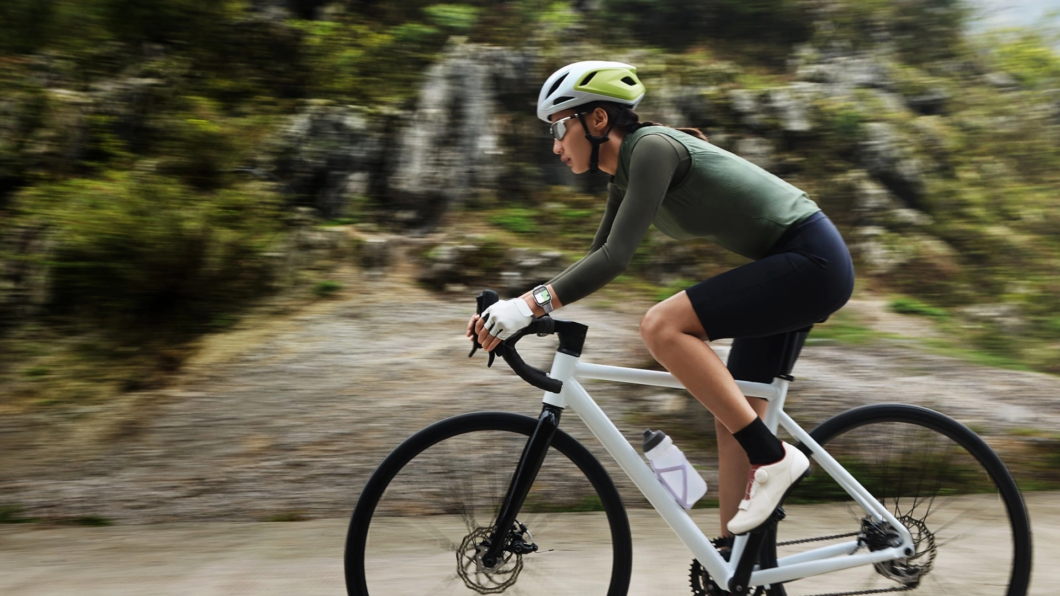 Ciclista pedalando com o Huawei Watch Fit 4 no pulso