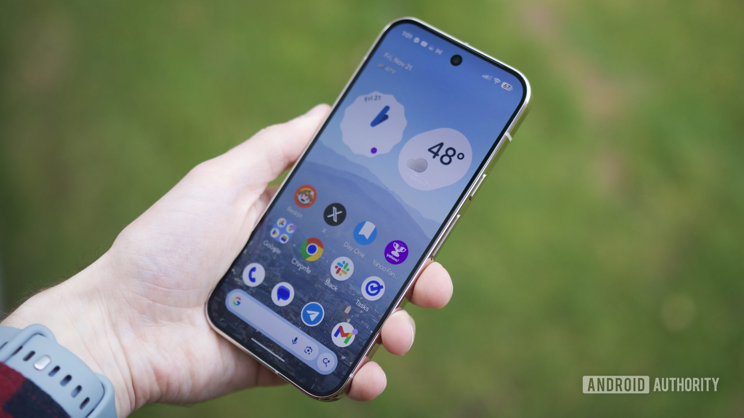 Algu&eacute;m segurando um Pixel 10 Pro com a tela ligada.