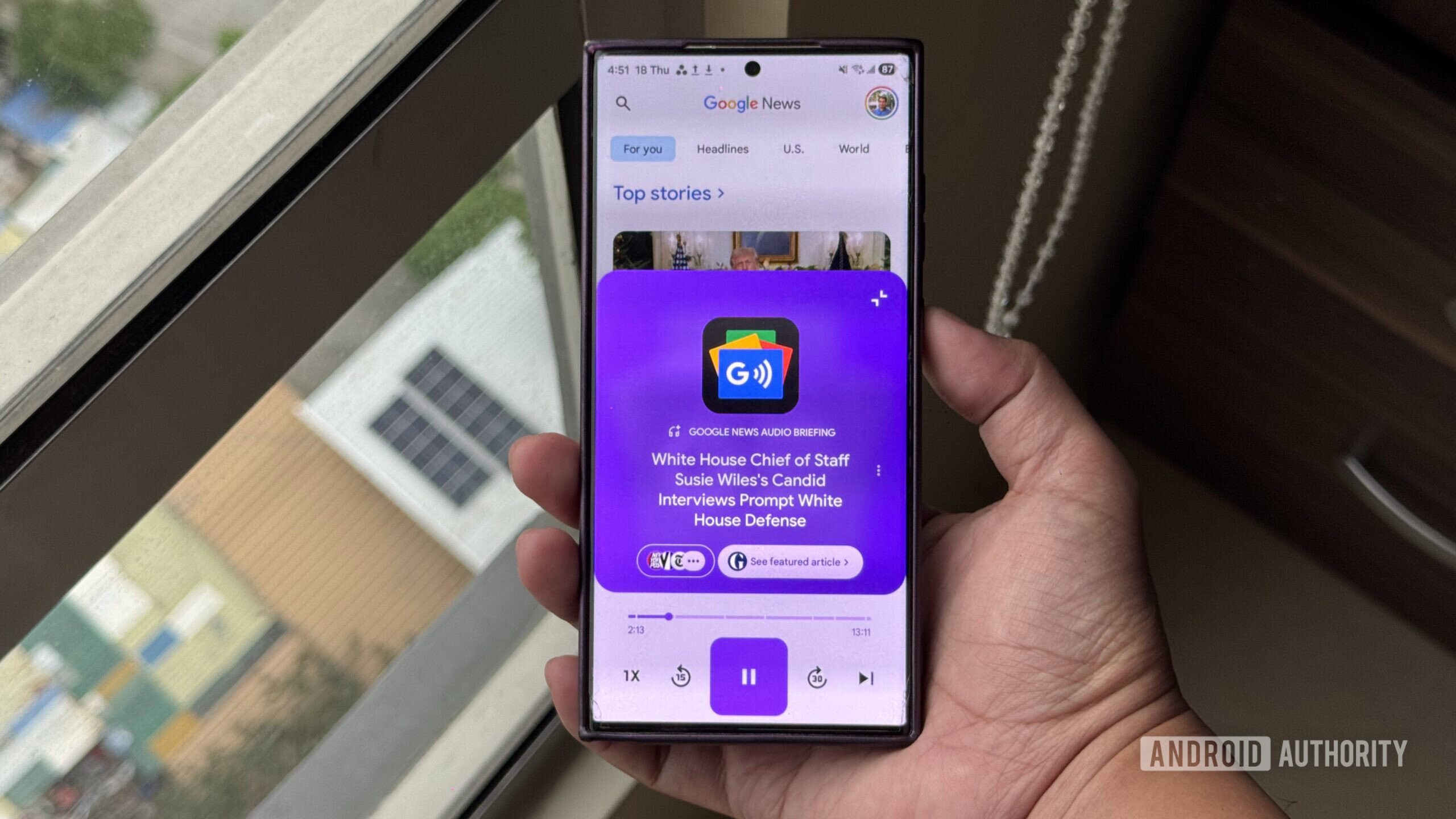 Briefings de &aacute;udio do Google Not&iacute;cias reproduzindo uma not&iacute;cia