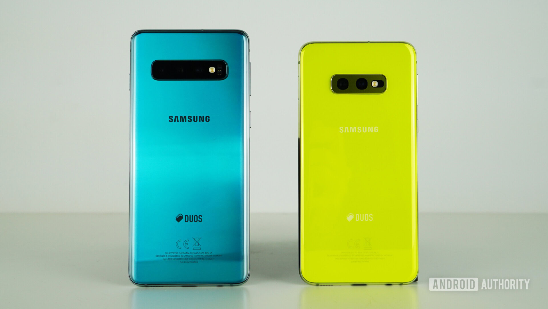 Parte traseira do Samsung Galaxy S10 vs Samsung Galaxy S10e - verde, amarelo