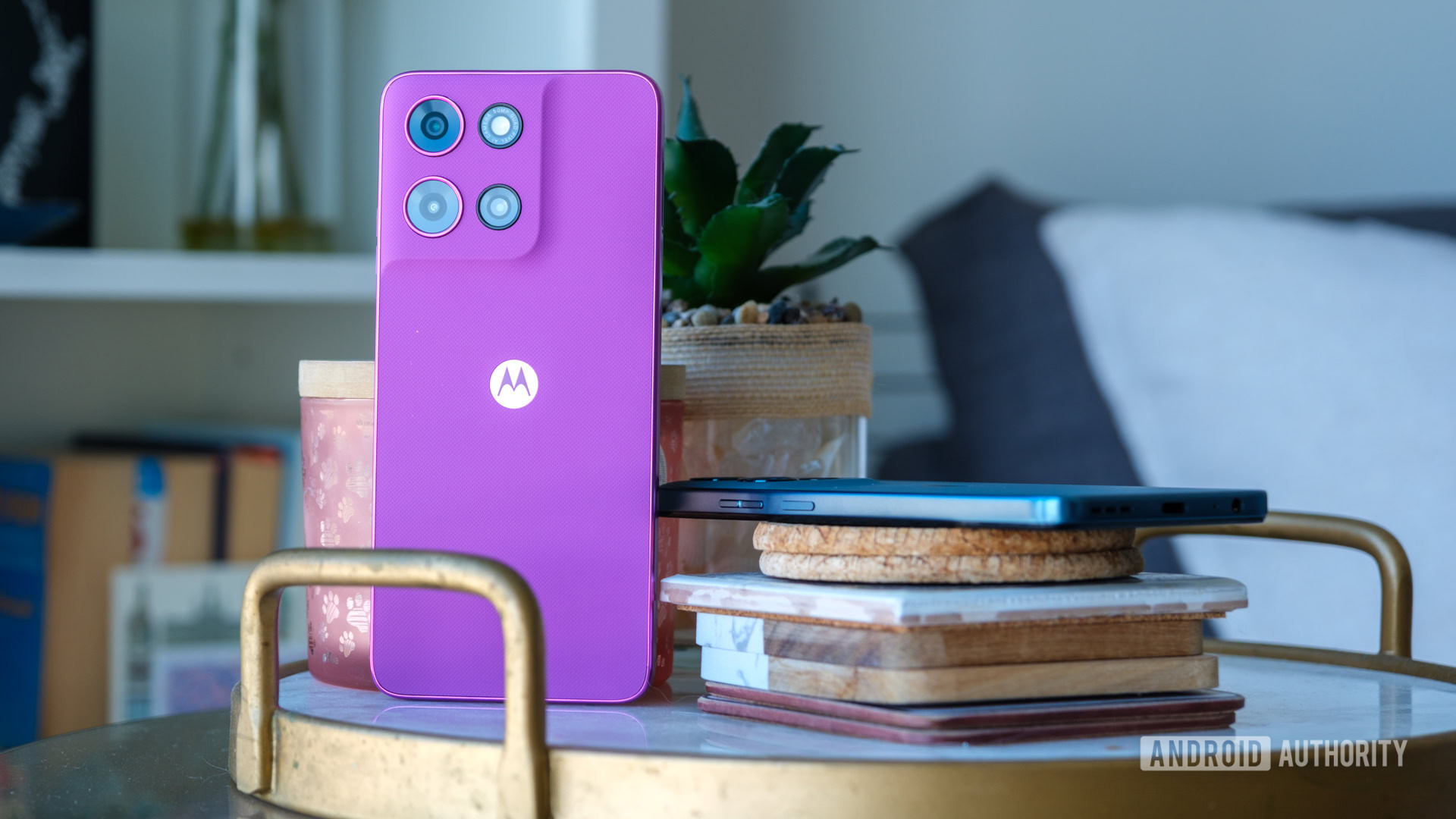 Moto G 2026 e Moto G Play 2026 em p&eacute; e deitado