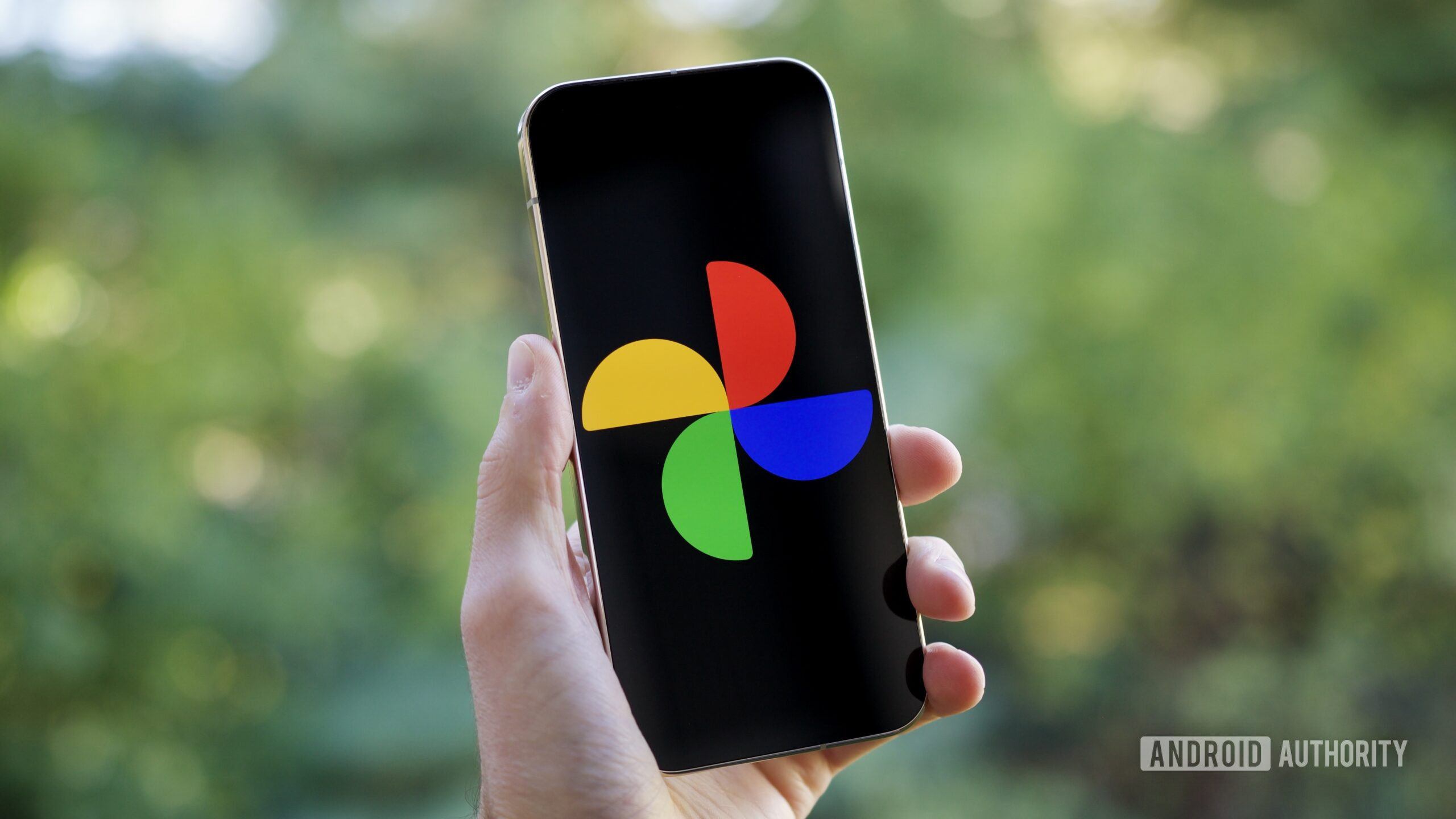 O ícone do aplicativo Google Fotos exibido em um smartphone Pixel.