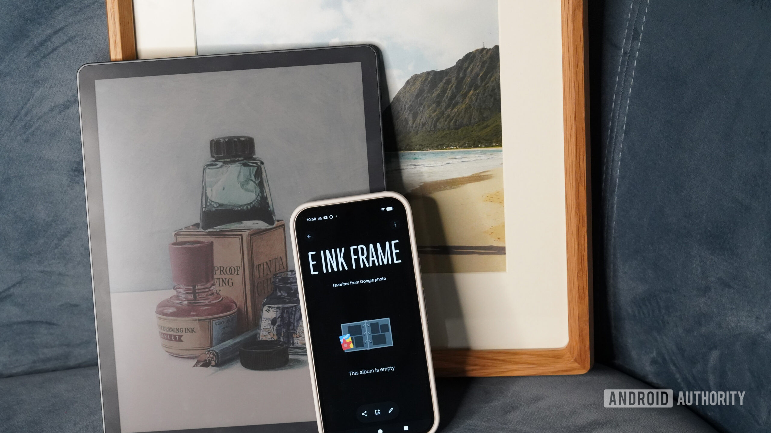 Um telefone Pixel exibe o aplicativo Google Fotos junto com um dispositivo e-ink e um porta-retratos.