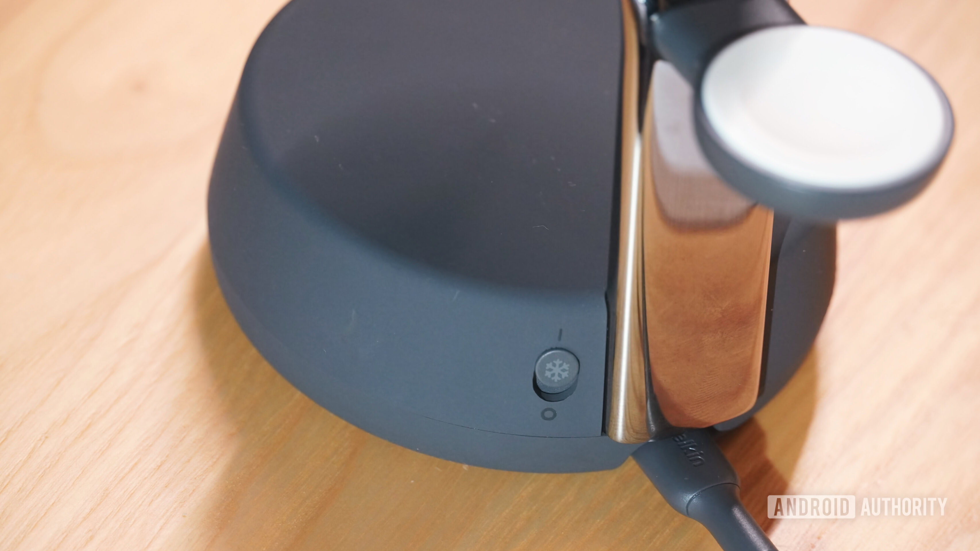 O interruptor de resfriamento ativo em um carregador Belkin UltraCharge Pro.