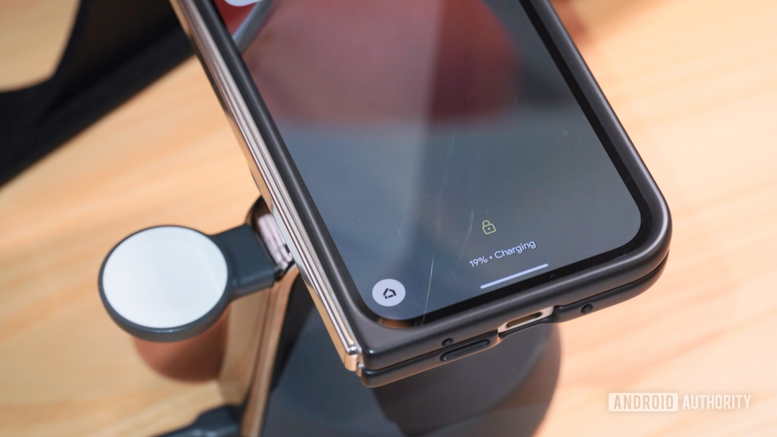 Um Google Pixel 9 Pro Fold carregando em uma esta&ccedil;&atilde;o Belkin UltraCharge.