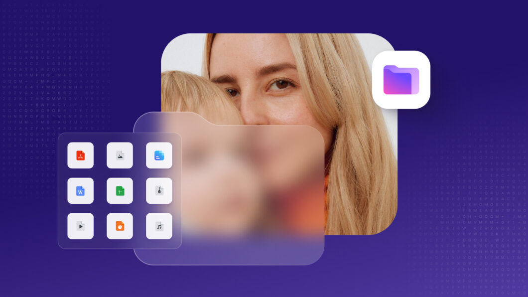 Composição gráfica com fundo roxo escuro decorado por uma matriz de caracteres ao fundo. No centro, um painel branco com bordas arredondadas serve de moldura para a fotografia de duas pessoas. À frente deste painel, destaca-se uma representação de pasta digital com efeito de vidro fosco (glassmorphism), que abriga uma grade de nove ícones coloridos representando diferentes extensões de arquivos digitais. No canto superior direito, um ícone flutuante de pasta em tons de gradiente rosa e roxo está posicionado dentro de um círculo branco, criando um efeito de profundidade.