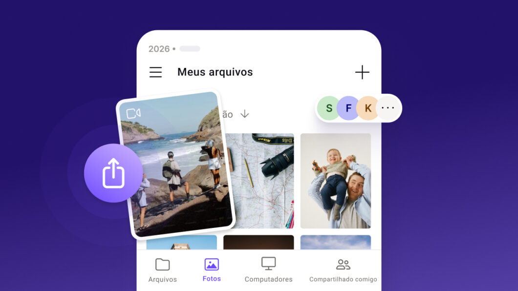 Interface de aplicativo para dispositivos móveis com predominância de cores claras sobre fundo roxo. No topo, uma barra de navegação exibe o título da seção, um menu lateral e um botão de adição. Abaixo, ícones circulares de usuários indicam colaboração. O corpo principal é composto por uma galeria de imagens em grade com miniaturas de fotografias variadas. Um botão de ação flutuante na cor roxa, contendo um ícone de seta para cima saindo de um colchete, destaca-se no lado esquerdo da tela, sugerindo a funcionalidade de exportação ou upload de arquivos.