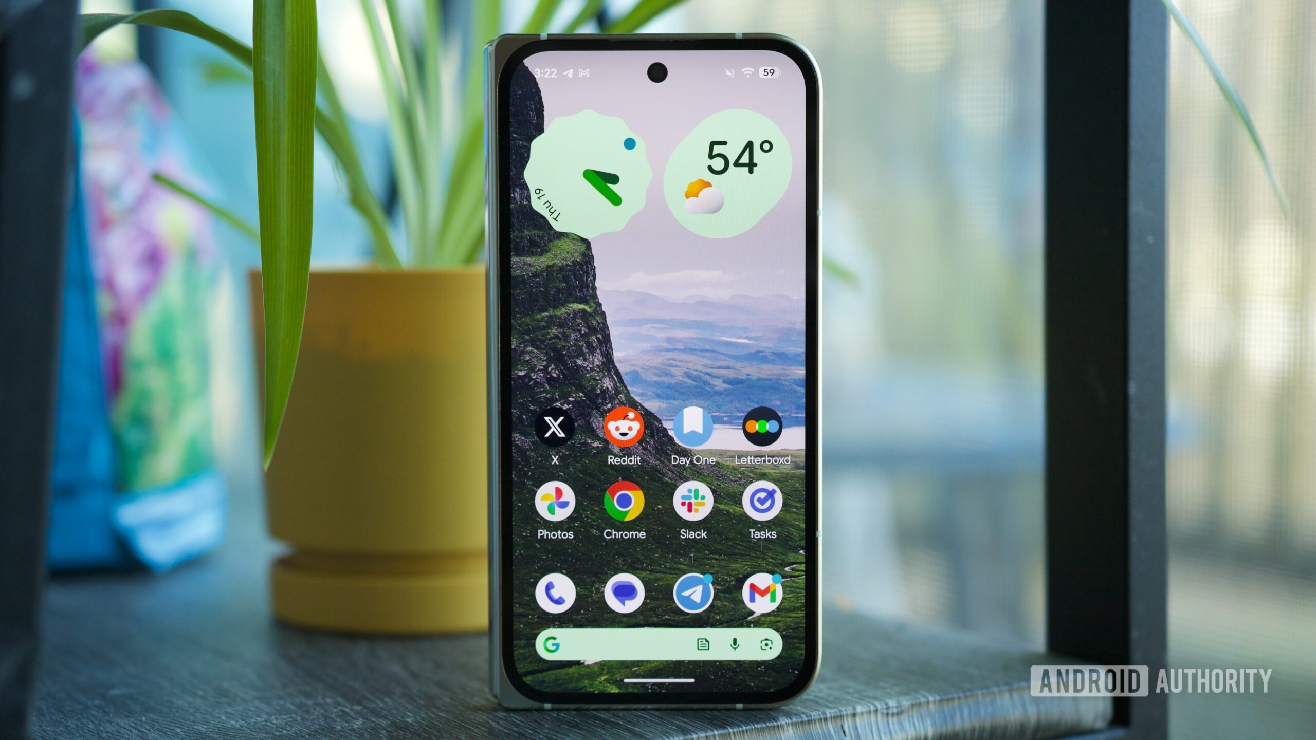 android 17 beta 1 resumidamente removeu herói 2 Um telefone com Android 17 Beta 1 sem o widget da tela inicial At a Glance.