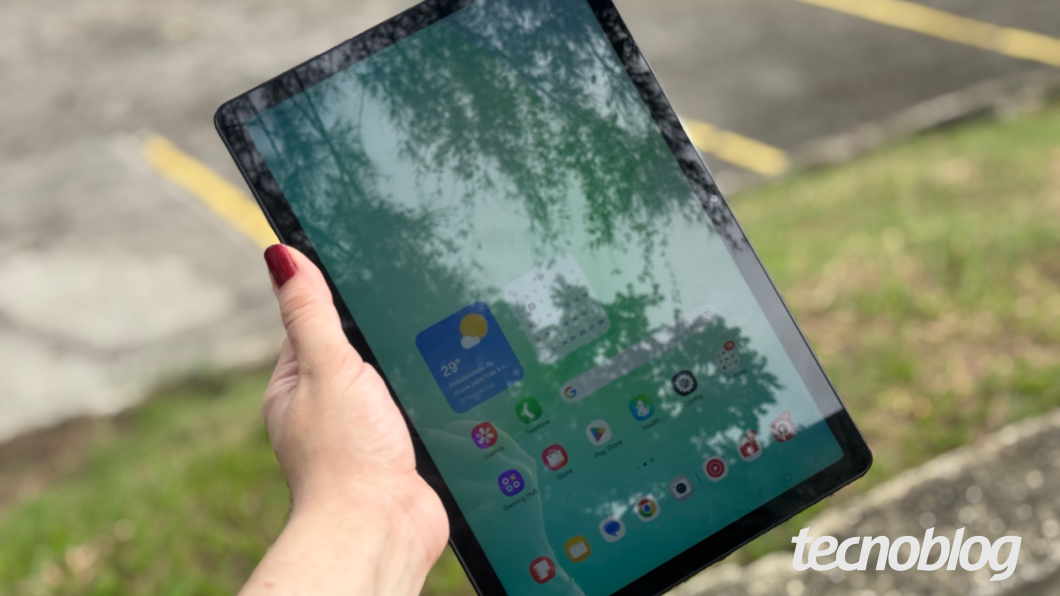 Galaxy Tab A11 Plus com tela exibindo reflexos sob luz intensa do Sol