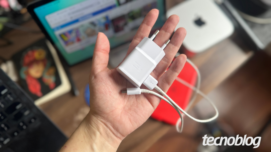 M&atilde;o segurando o carregador de 15 W do Galaxy Tab A11 Plus