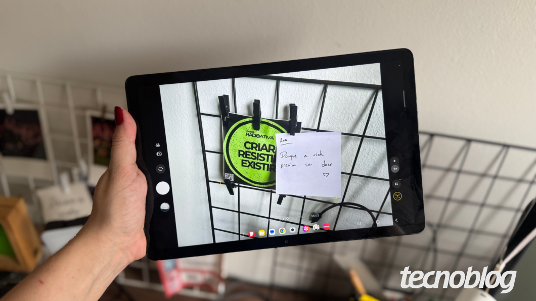 Imagem mostra app de c&acirc;mera aberto no Galaxy Tab A11 Plus, em modo foto, utilizando c&acirc;mera traseira de 8 megapixels