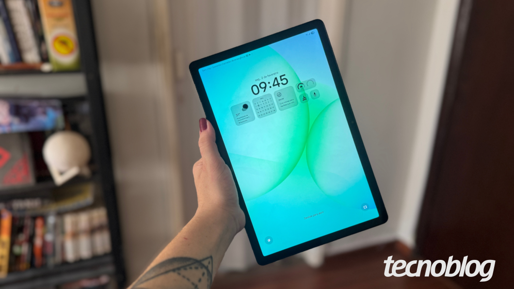 M&atilde;o segurando Galaxy Tab A11 Plus na orienta&ccedil;&atilde;o vertical