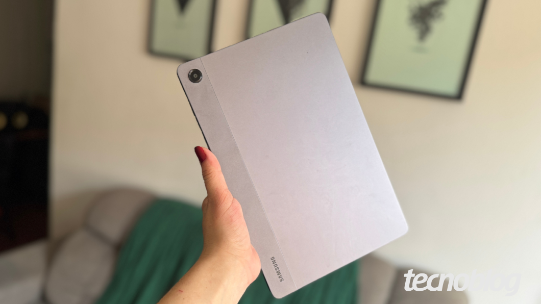 Foto mostra traseira do Galaxy Tab A11 Plus na cor cinza, com faixa que exibe o logo da Samsung e c&acirc;mera traseira de 8 MP