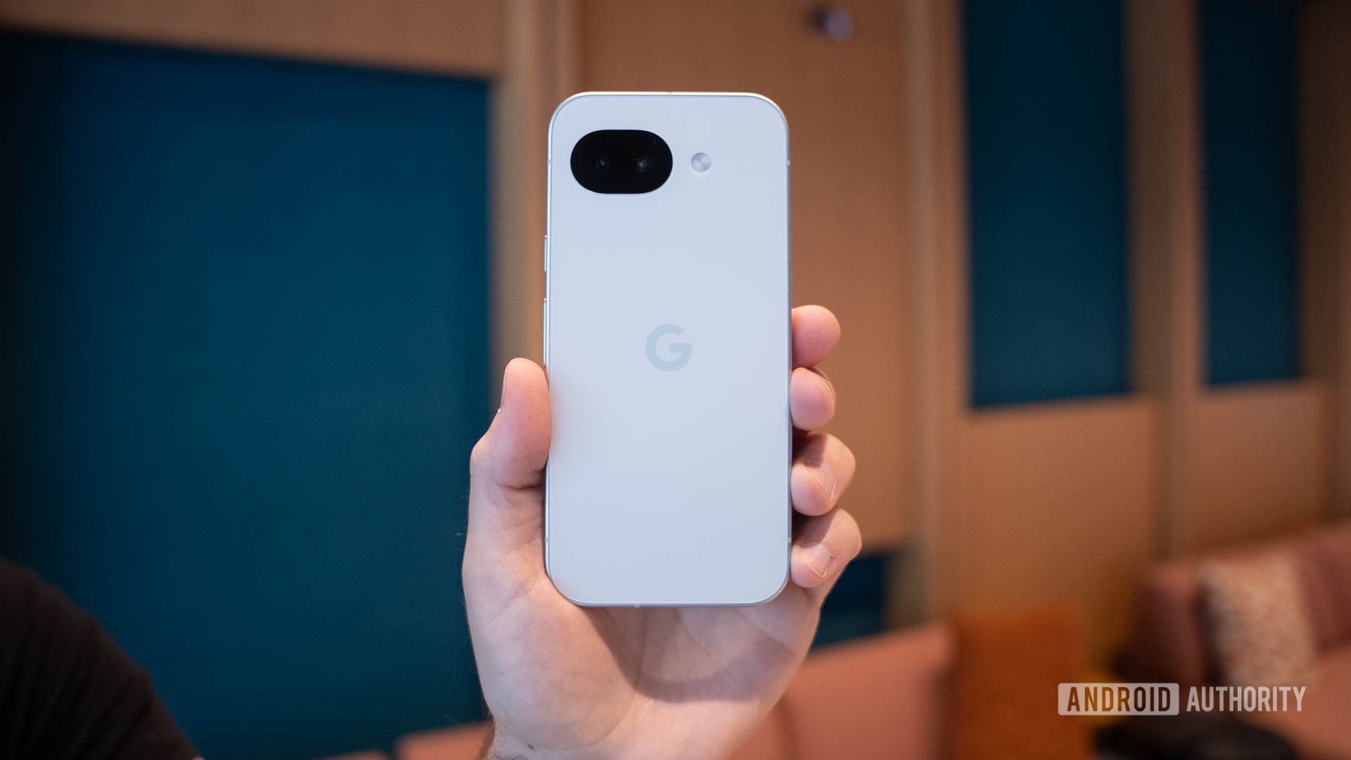 Nevoeiro do Google Pixel 10a na mão Nevoeiro do Google Pixel 10a na mão