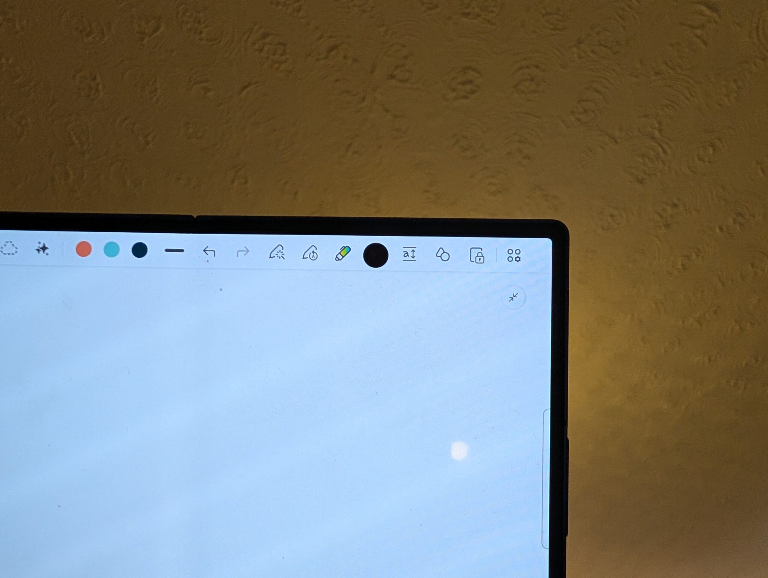 Tela do Galaxy Z Fold 7 cobrindo conte&uacute;do 8