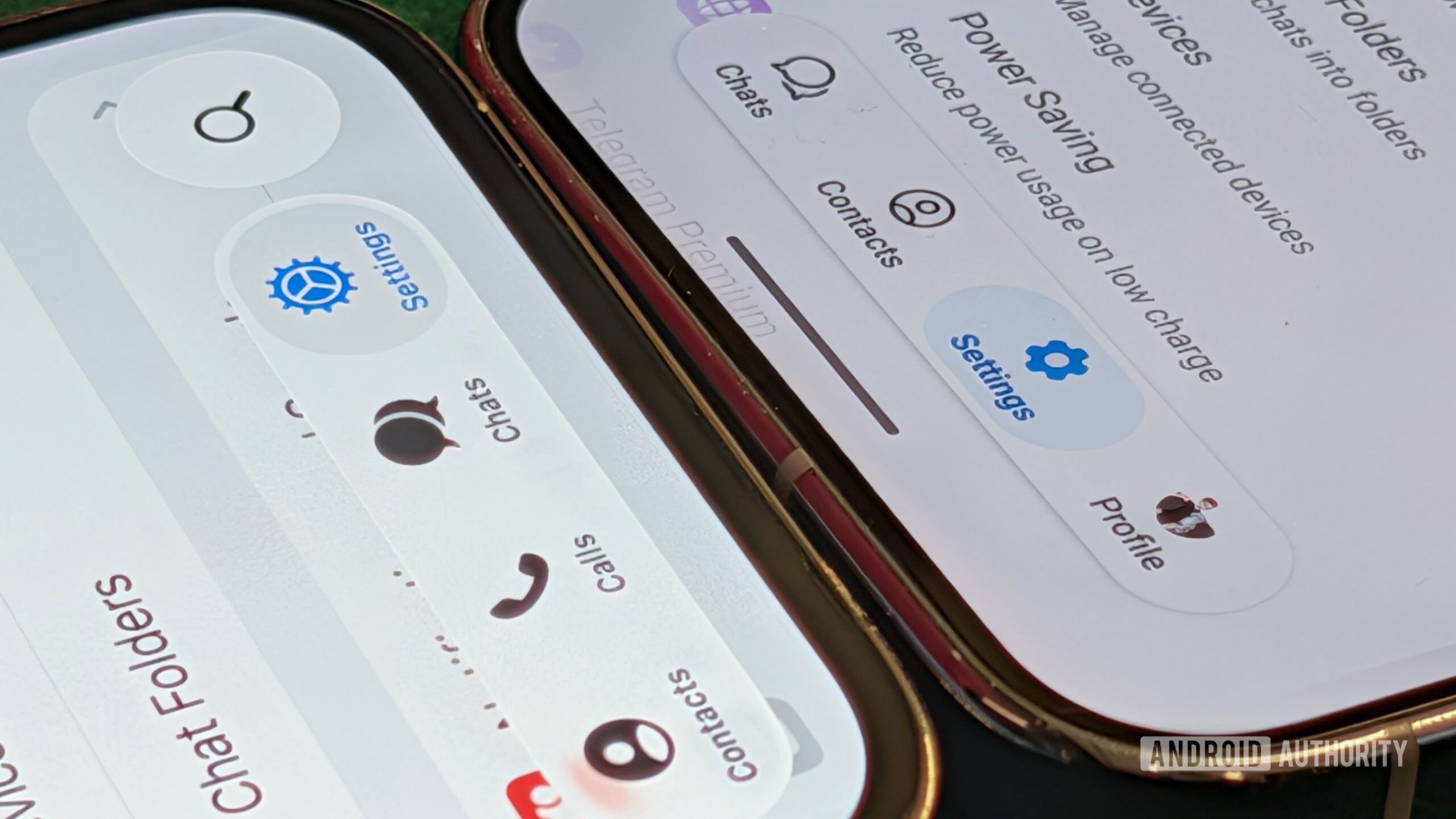 UI da barra inferior do Telegram no Pixel e iPhone Apple iPhone e Google Pixel 10 Pro comparando a UI do Telegram em ambos os dispositivos