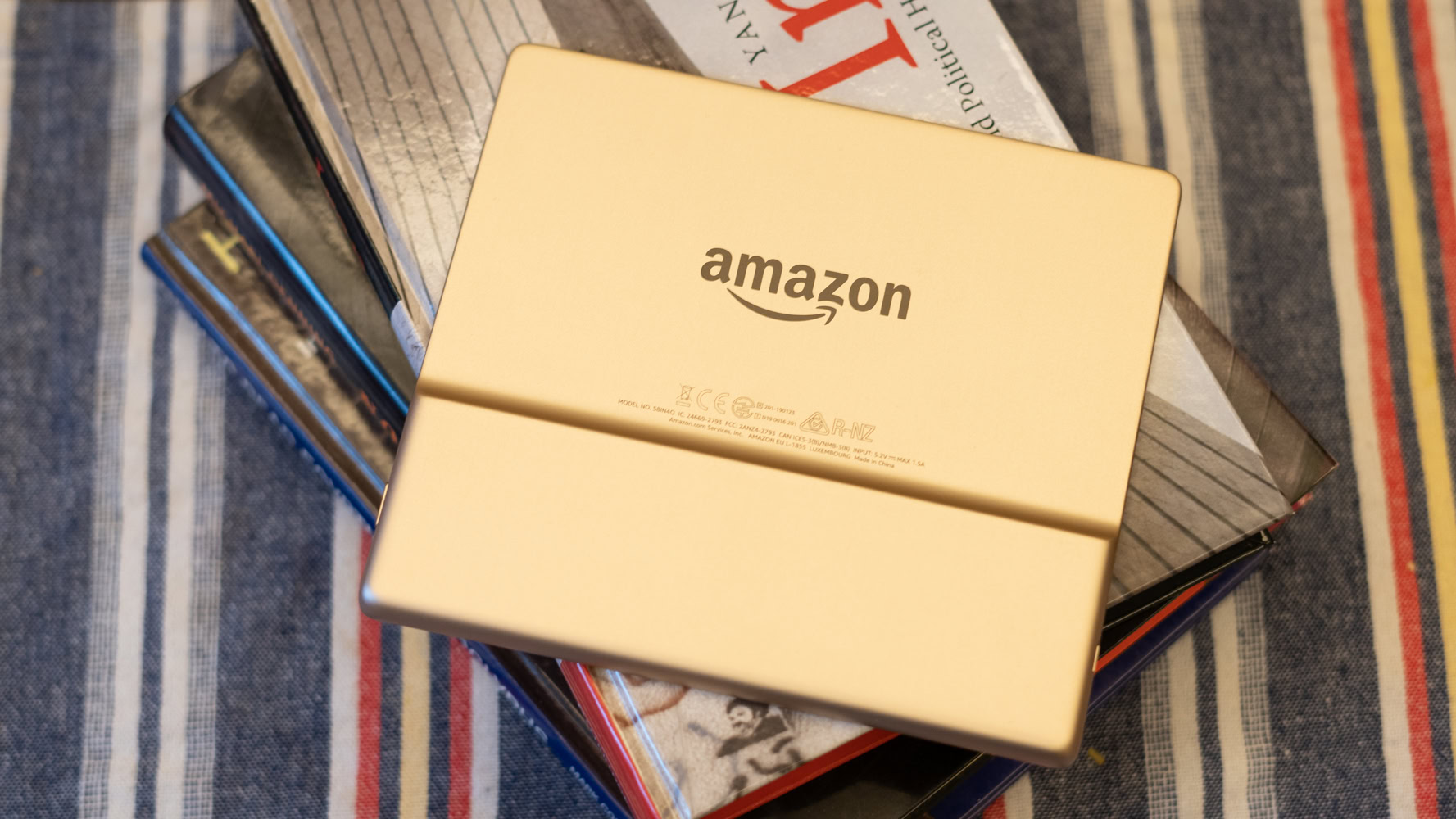 Amazon Kindle Oasis mostrando logotipo traseiro e painel traseiro Amazon Kindle Oasis mostrando logotipo traseiro e painel traseiro