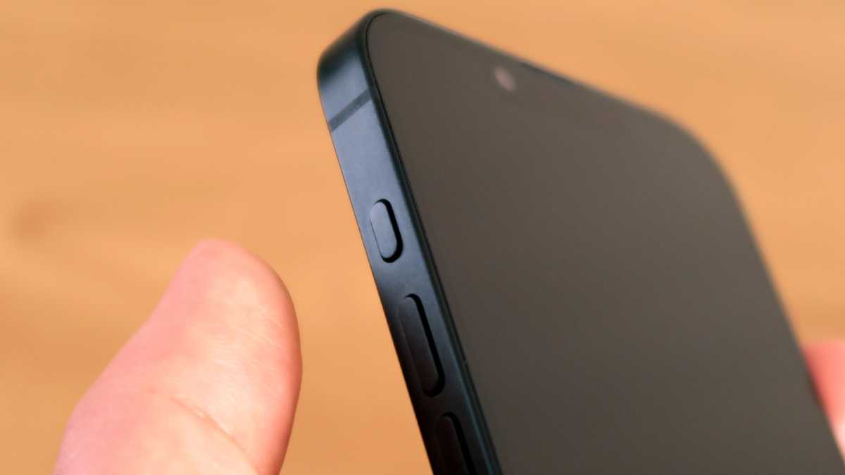 Apple iPhone 16e REVIEW Action Button