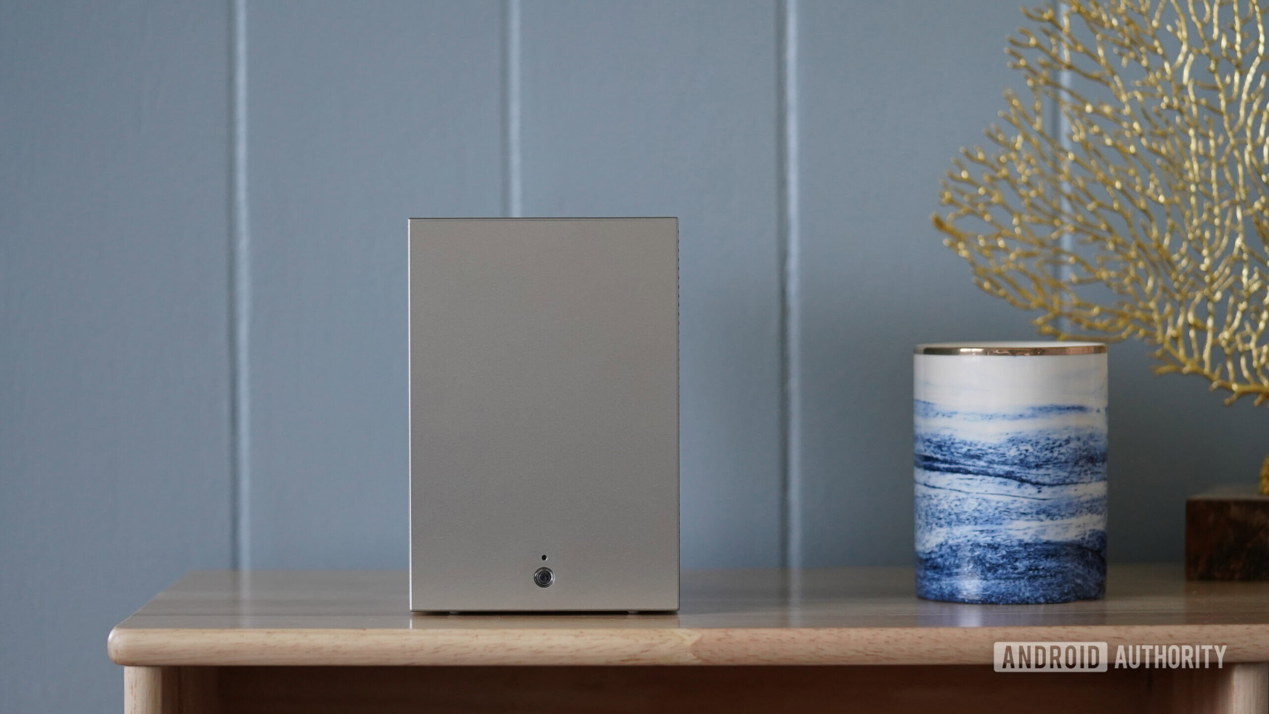 Prateleira LG Cinebeam S O LG Cinebeam S é muito compacto, pesando menos de dois quilos.