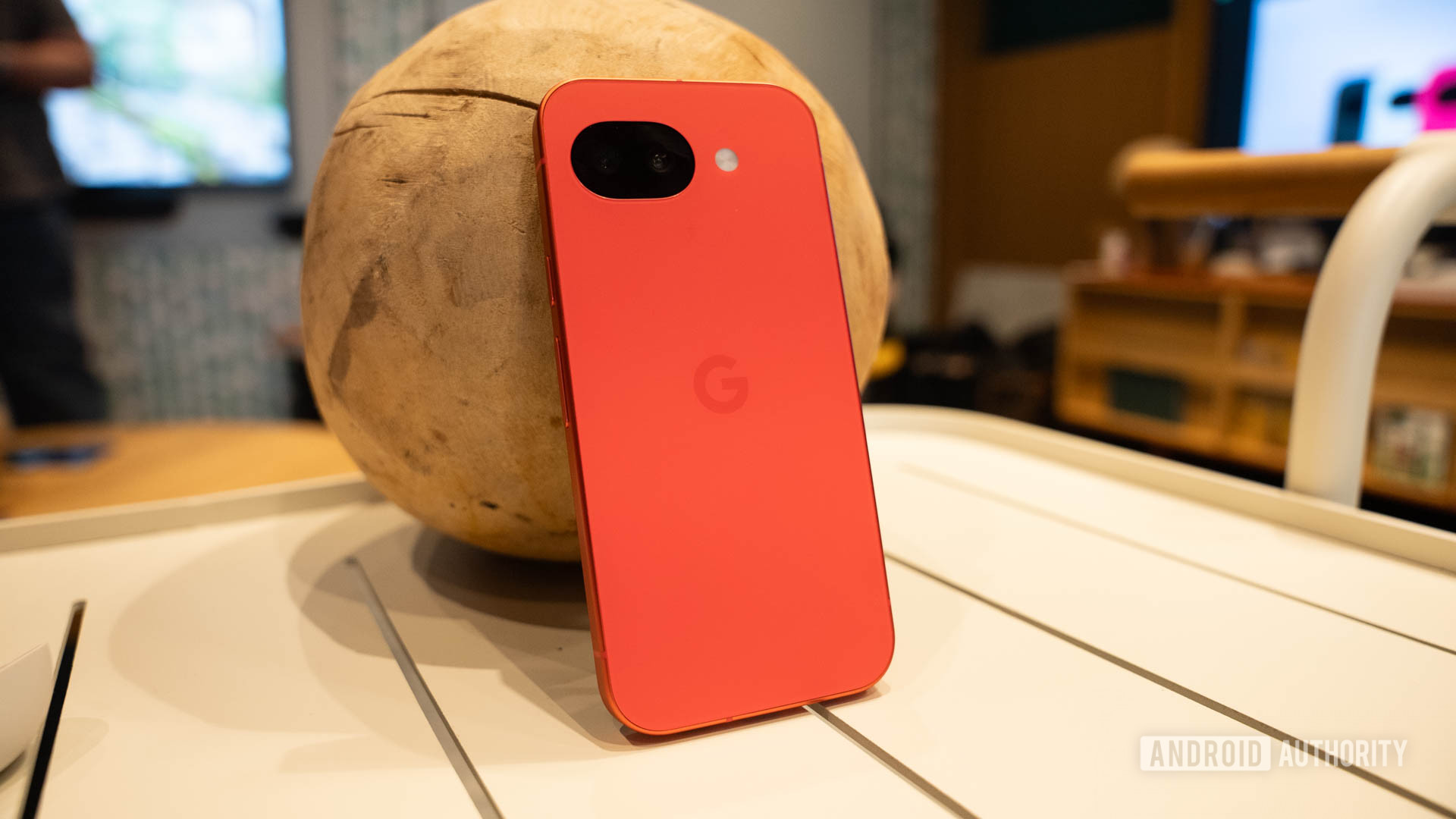 Google Pixel 10a Berry inclinado Google Pixel 10a Berry inclinado