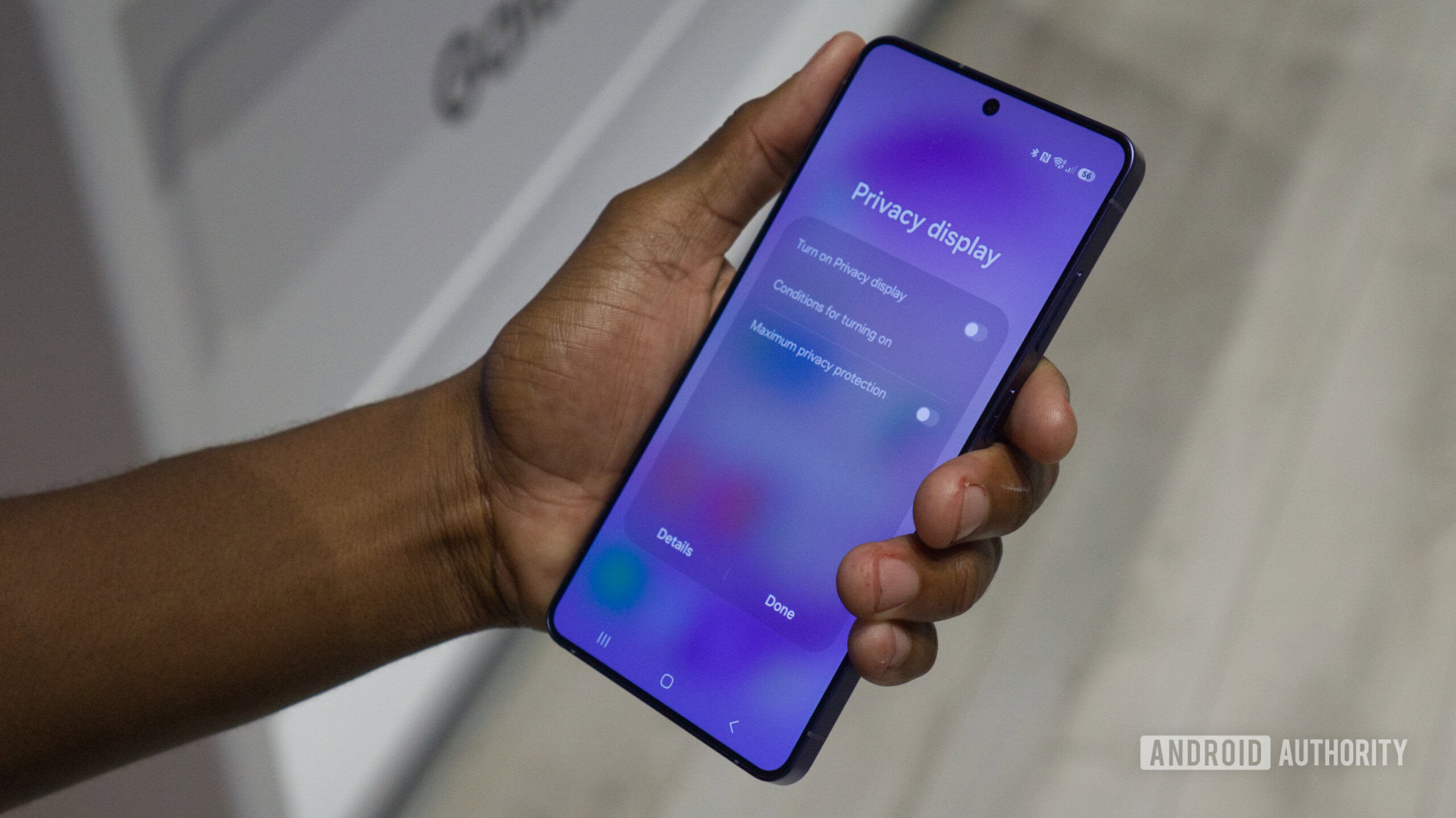 Samsung Galaxy S26 Ultra em m&atilde;os mostrando configura&ccedil;&otilde;es r&aacute;pidas do Privacy Display