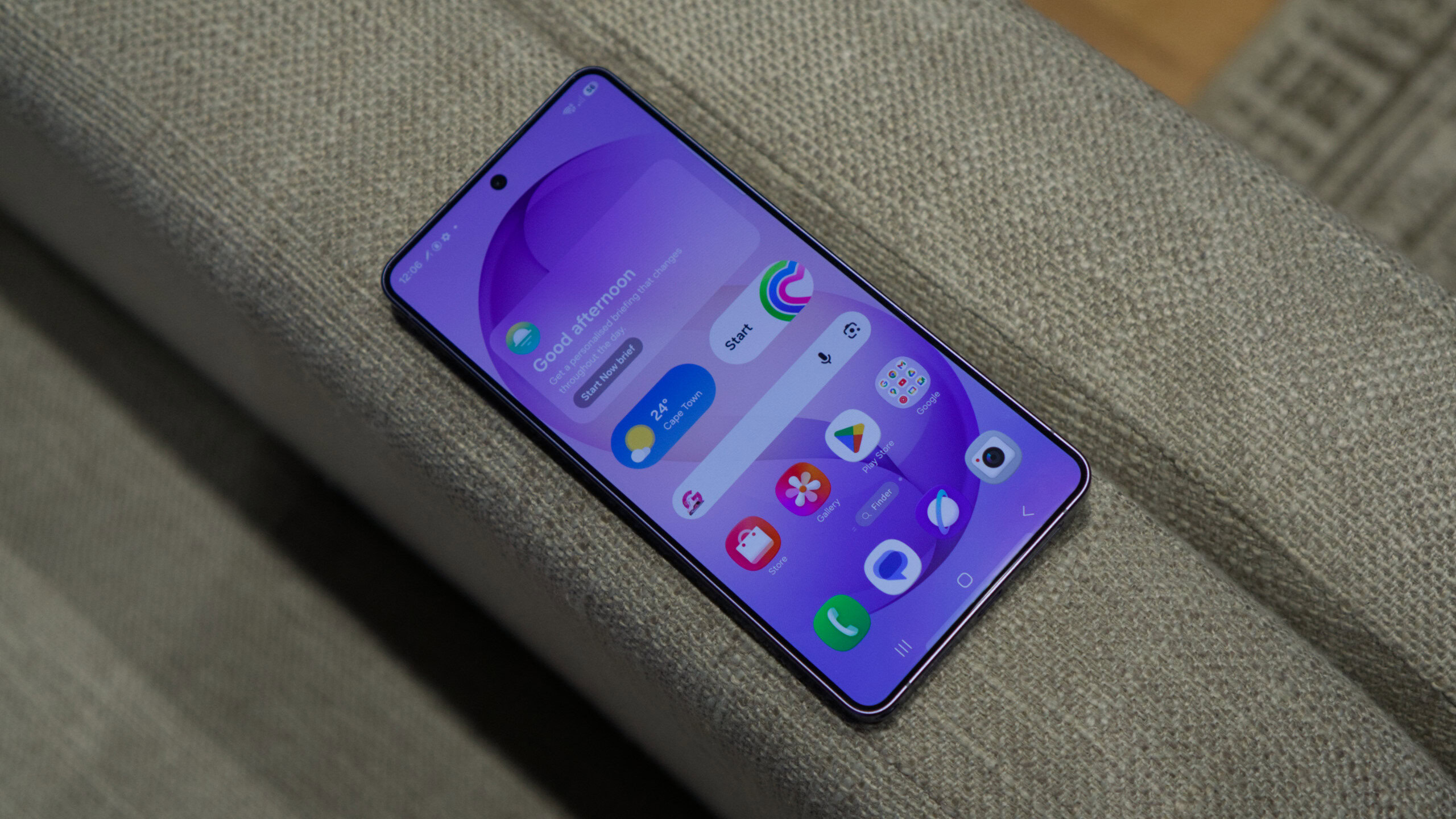 O Samsung Galaxy S26 Ultra, mostrando sua tela inicial.