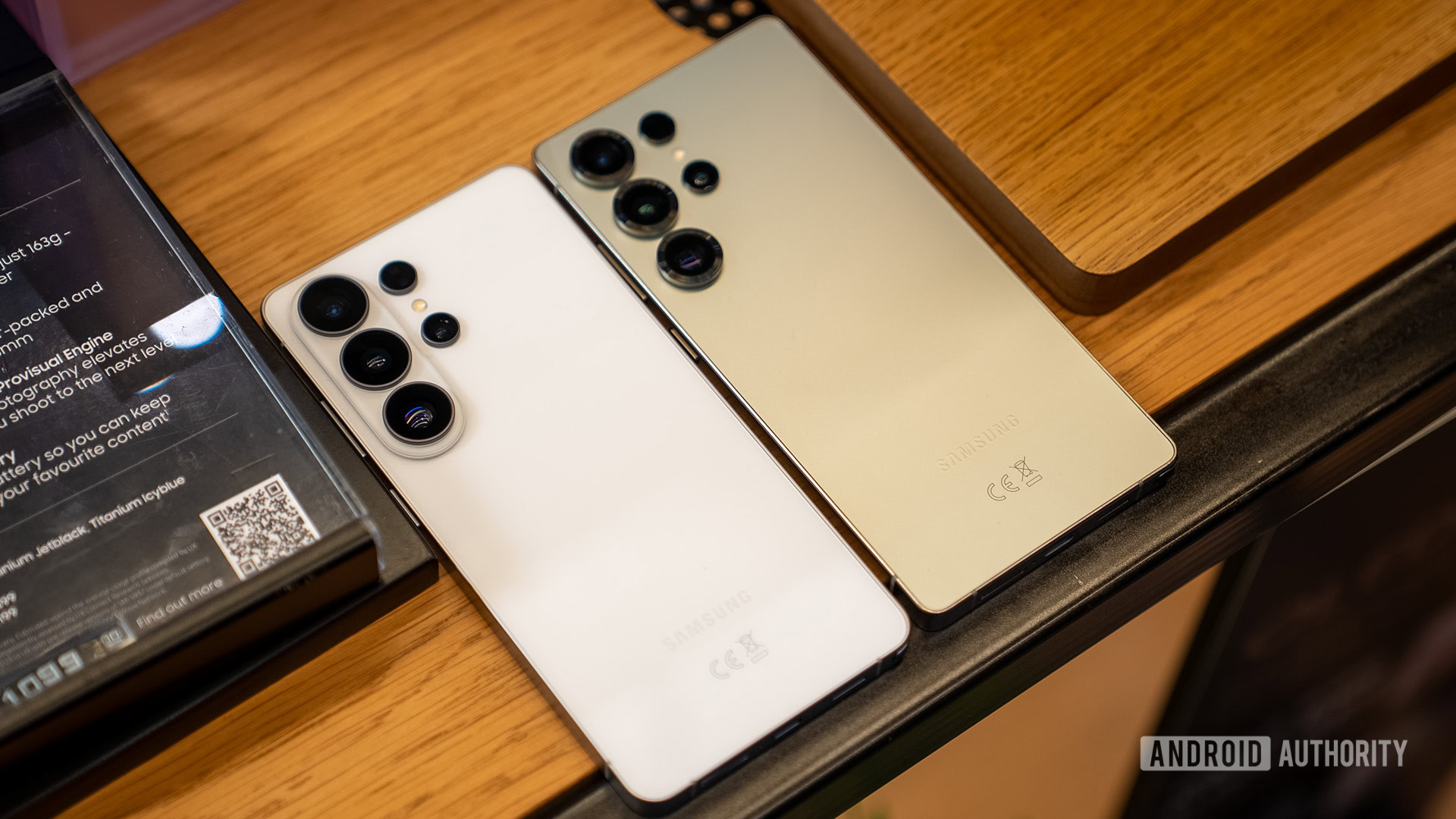 Samsung Galaxy S26 Ultra deitado ao lado do S25 Ultra