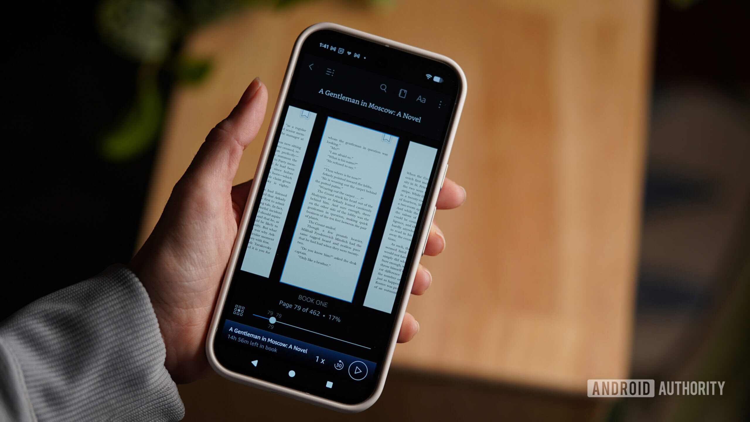 Leitura imersiva do aplicativo Kindle audível Um usuário inicia a leitura de um e-book e ouve o audiolivro sincronizado no aplicativo Kindle.