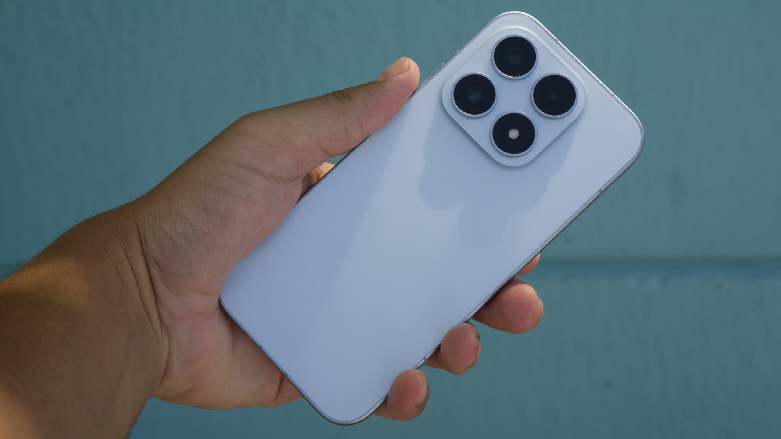 Xiaomi 17 na mão mostrando as costas Xiaomi 17 na mão mostrando as costas