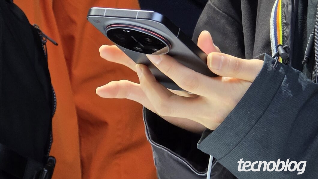 M&atilde;o segurando Xiaomi 17 Ultra