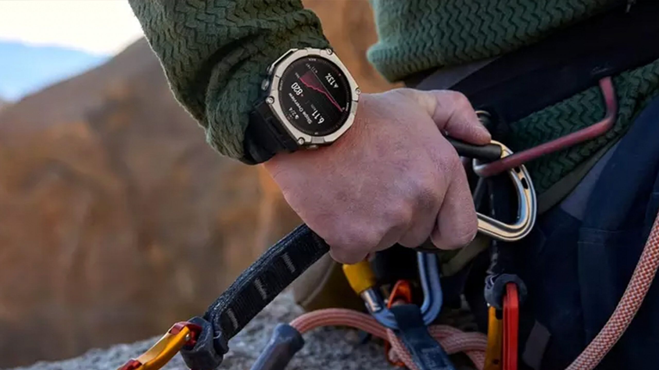 O Amazfit T Rex Ultra 2 no pulso do usu&aacute;rio exibe detalhes da rota.