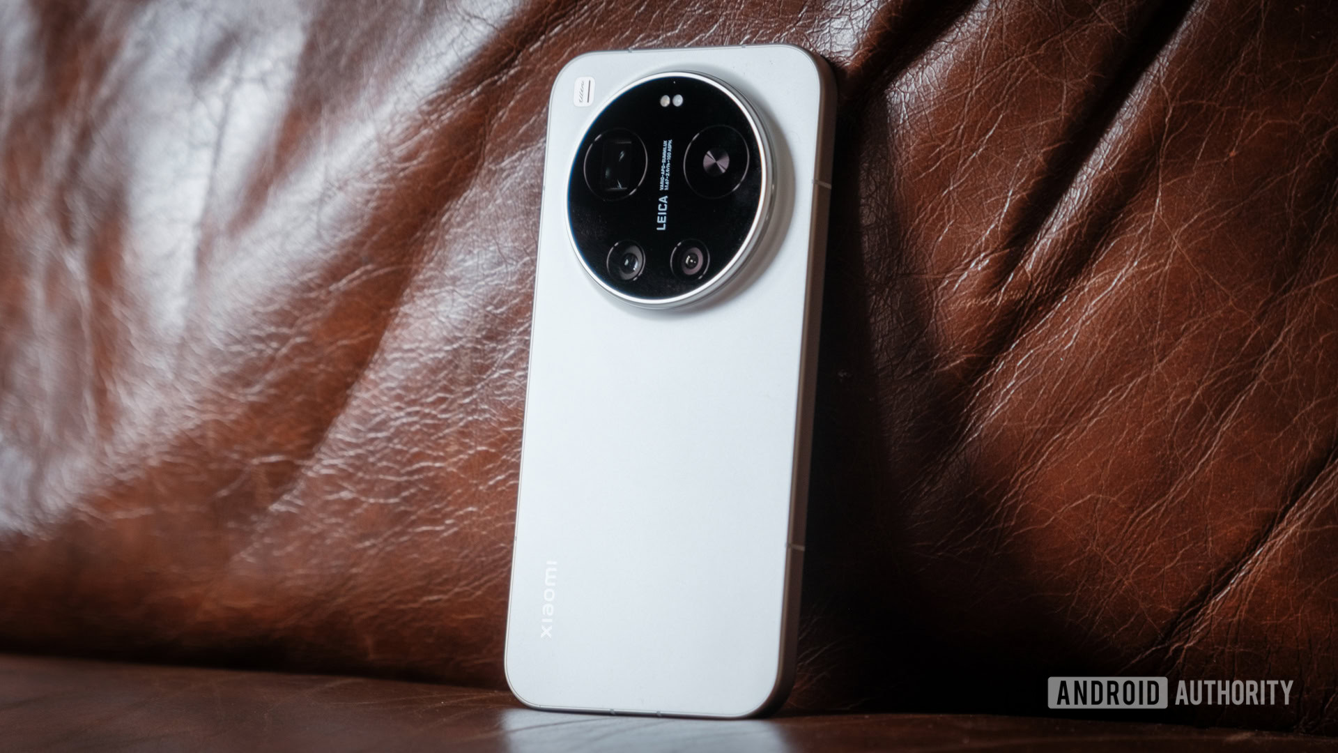 Xiaomi 17 Ultra branco em sofá de couro Xiaomi 17 Ultra branco em sofá de couro