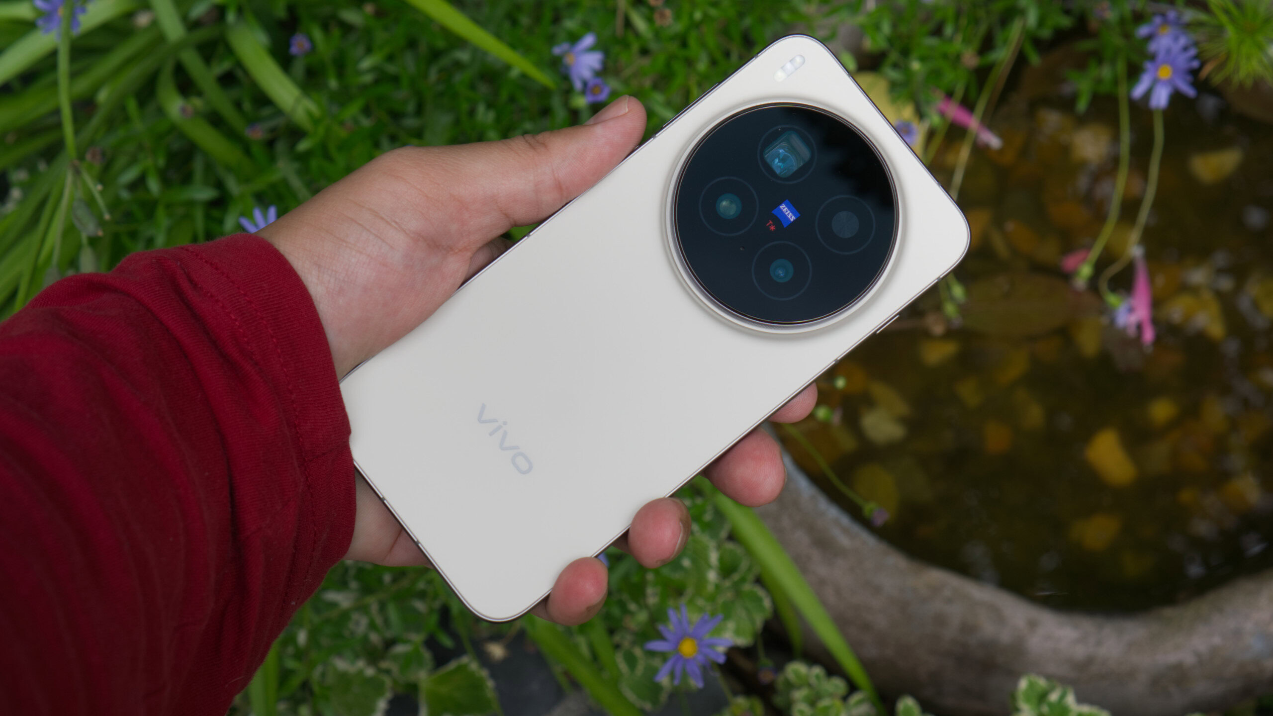 vivo X300 Pro mostrando a tampa traseira na m&atilde;o