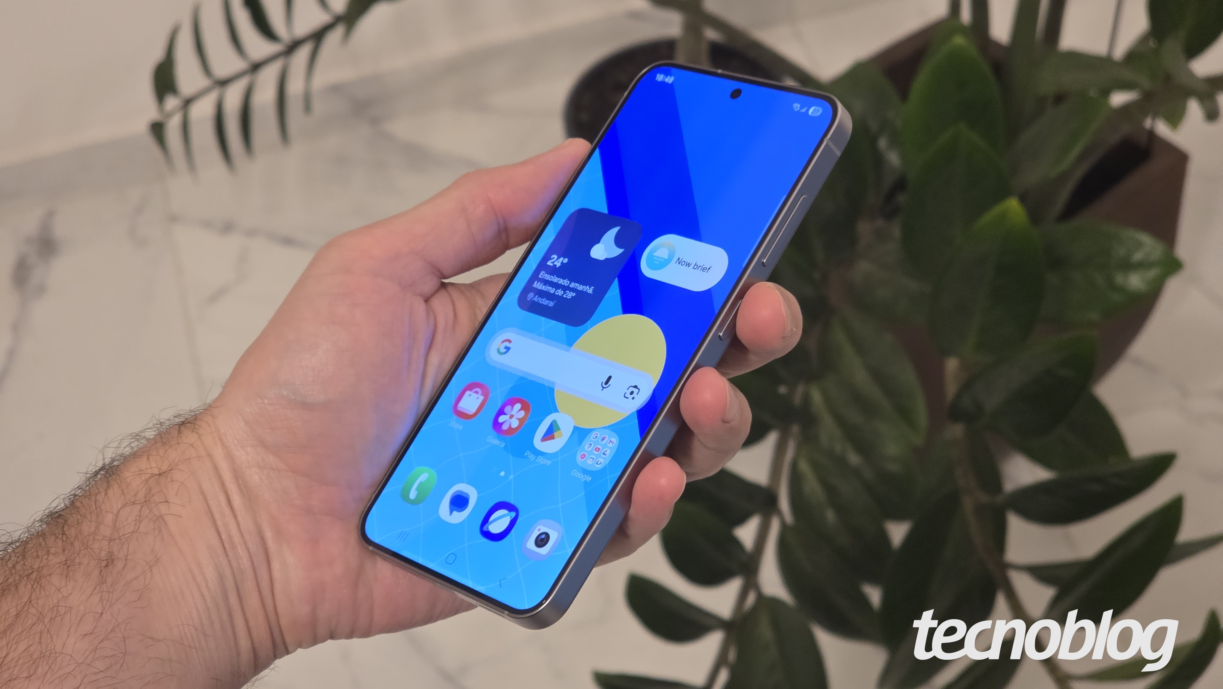 M&atilde;o segurando o Galaxy S25, mostrando a tela do celular