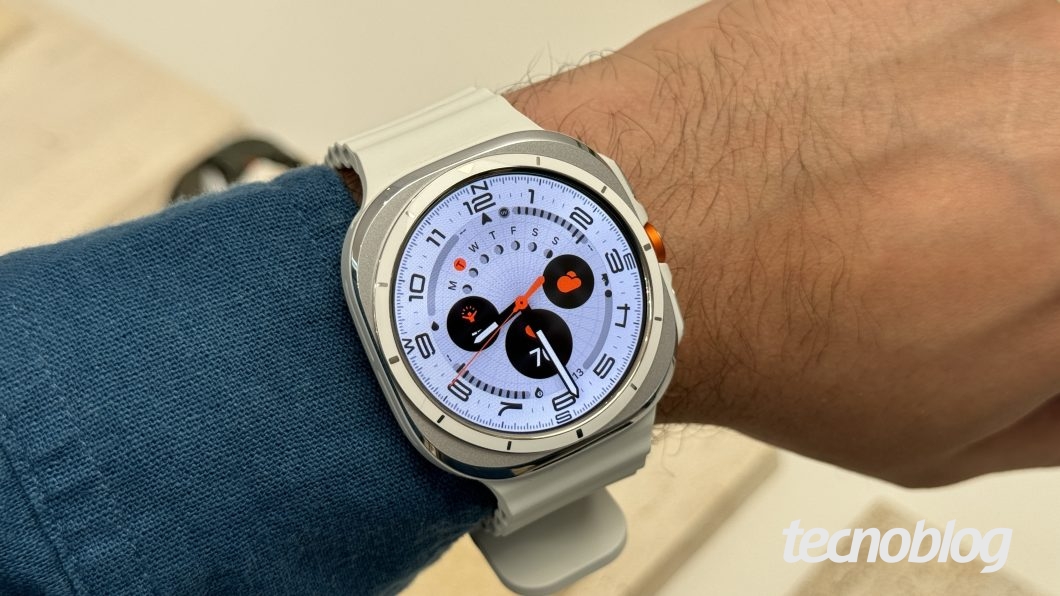 Galaxy Watch Ultra branco no pulso