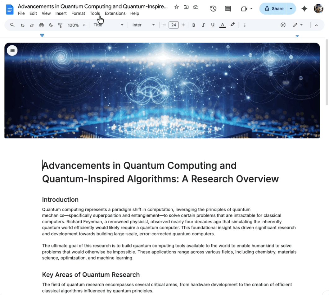 GIF mostra interface do Google Docs, com seleção de opção para gerar resumo de áudio no menu de ferramentas. Após a criação, um player de áudio pequeno, em formato de barra, aparece suspenso na tela.