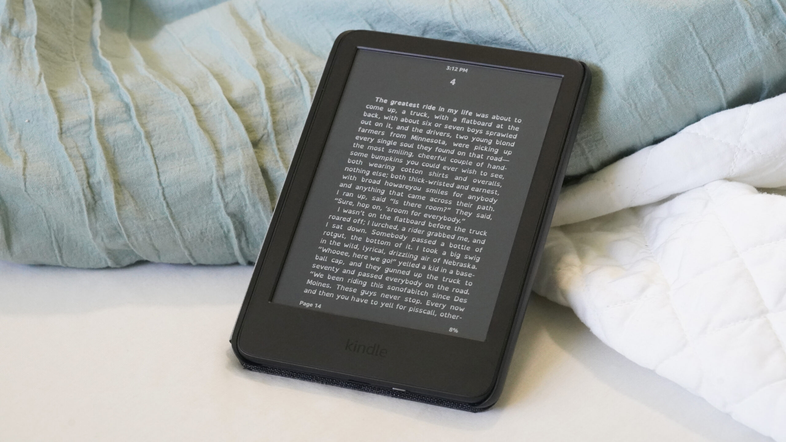 Um Kindle exibe o livro de um usu&aacute;rio no Modo Escuro.