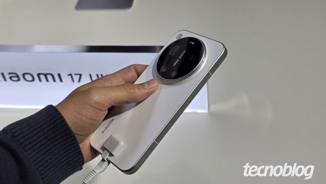 M&atilde;o segurando smartphone