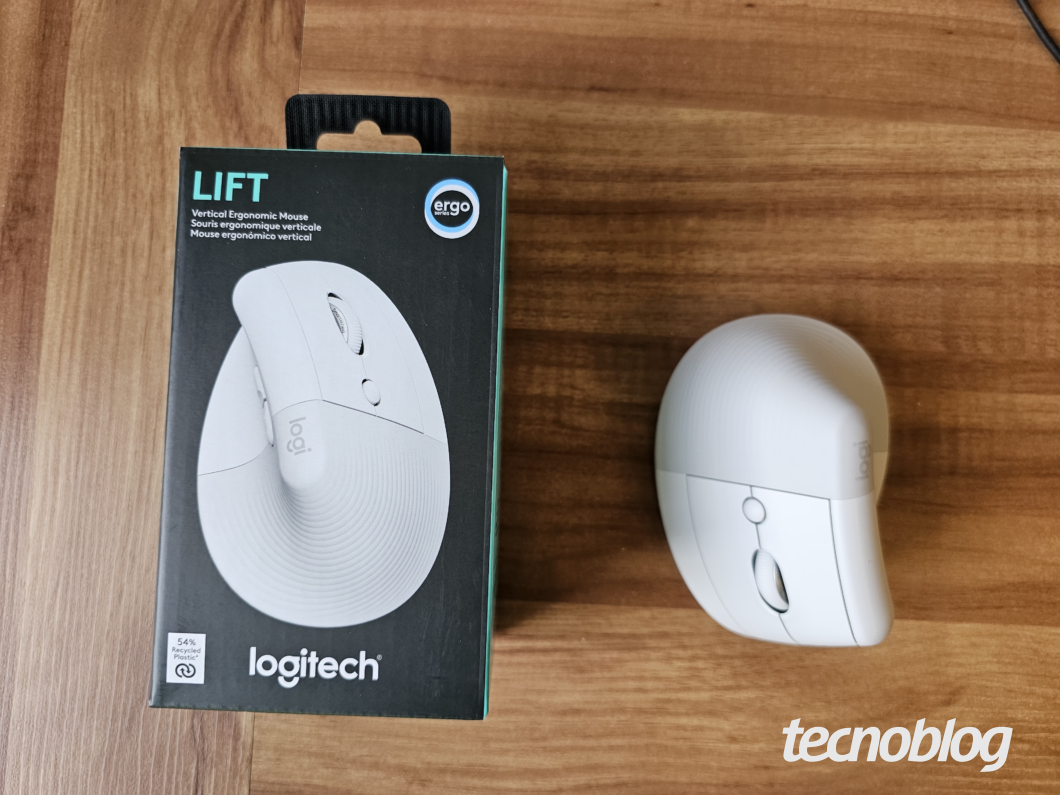 Mouse vertical Logitech Lift (Foto: Lucas Braga/Tecnoblog)