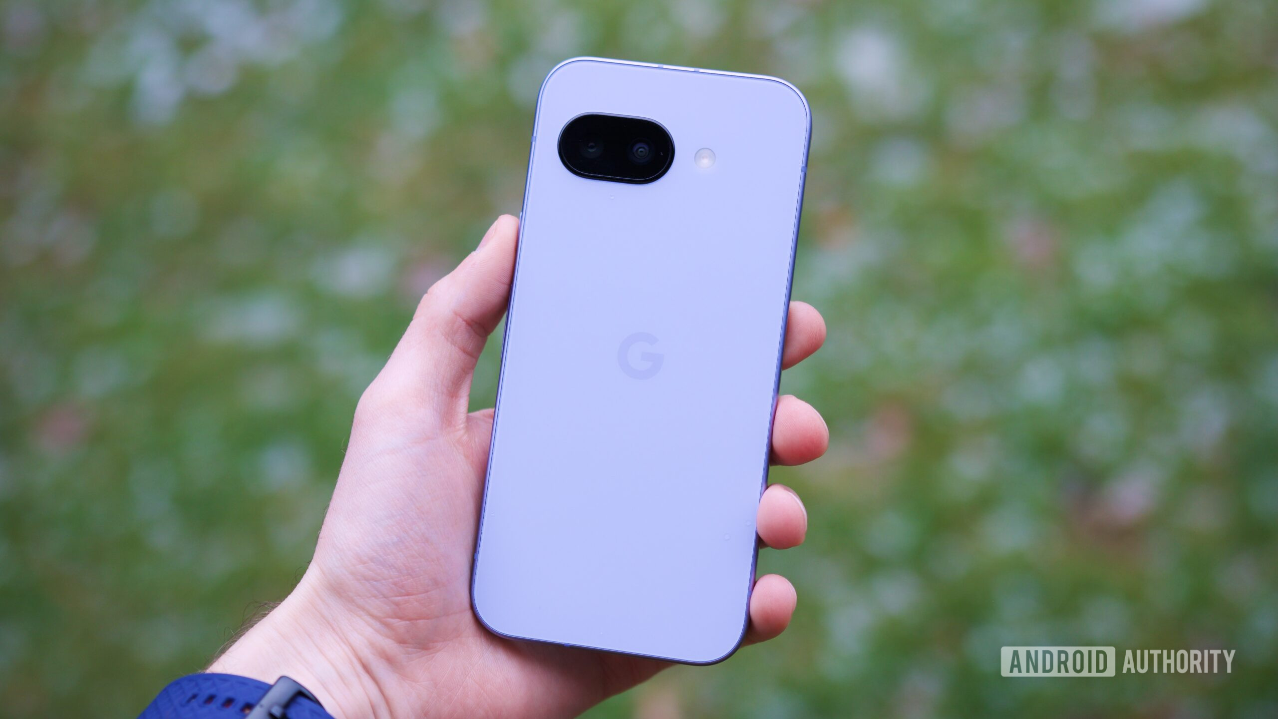 google pixel 9a voltar íris janeiro de 2026 1 Alguém segurando o Pixel 9a, mostrando a parte traseira do telefone.