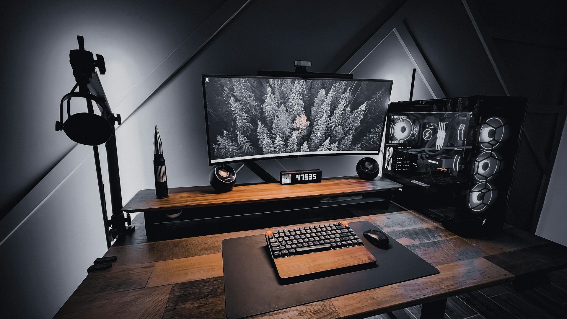 Uma mesa com um computador gamer