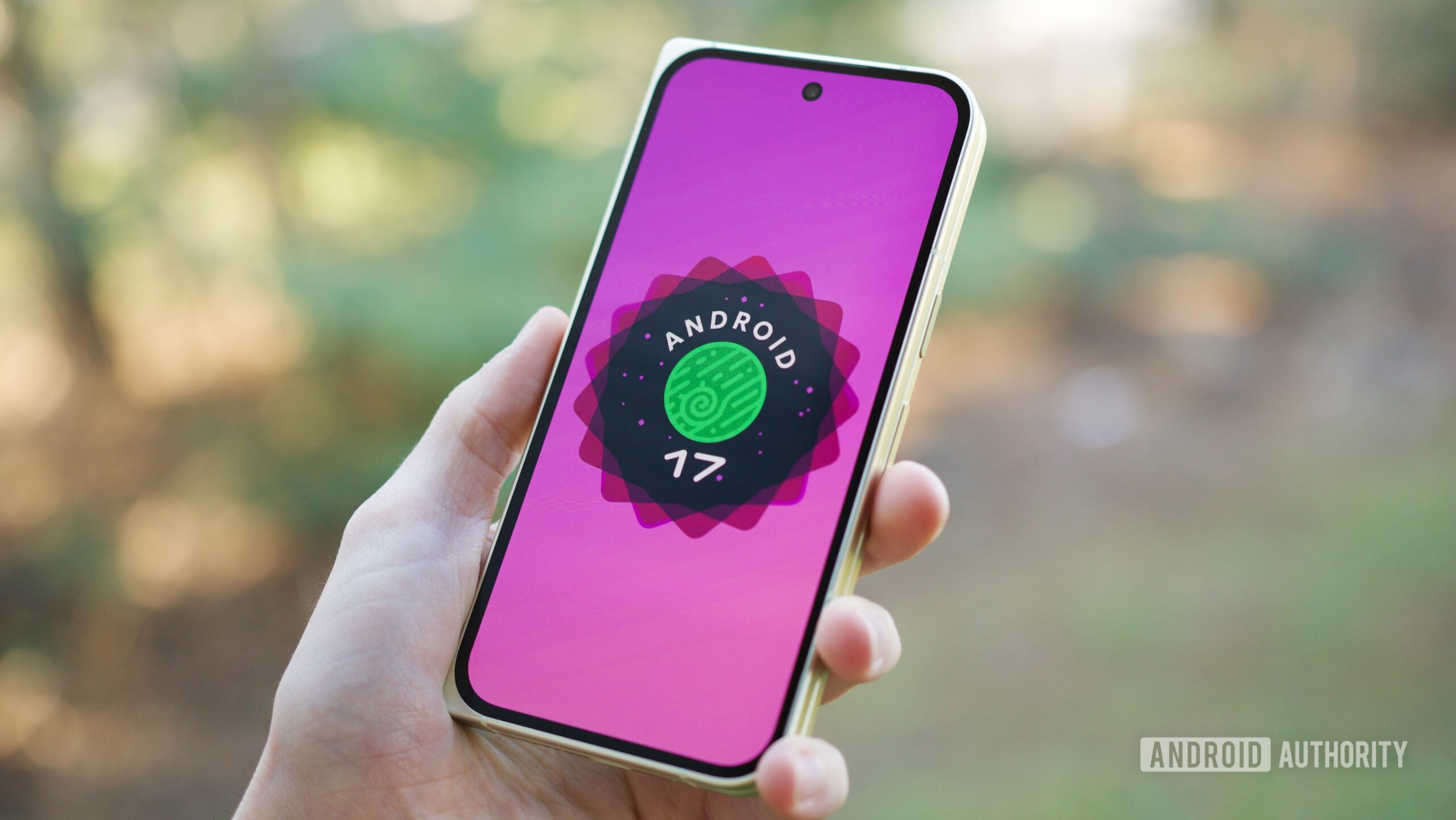 android 17 logo hero pixel 10 pro fold 1 marca d'água Logotipo do Android 17 em um smartphone Pixel.